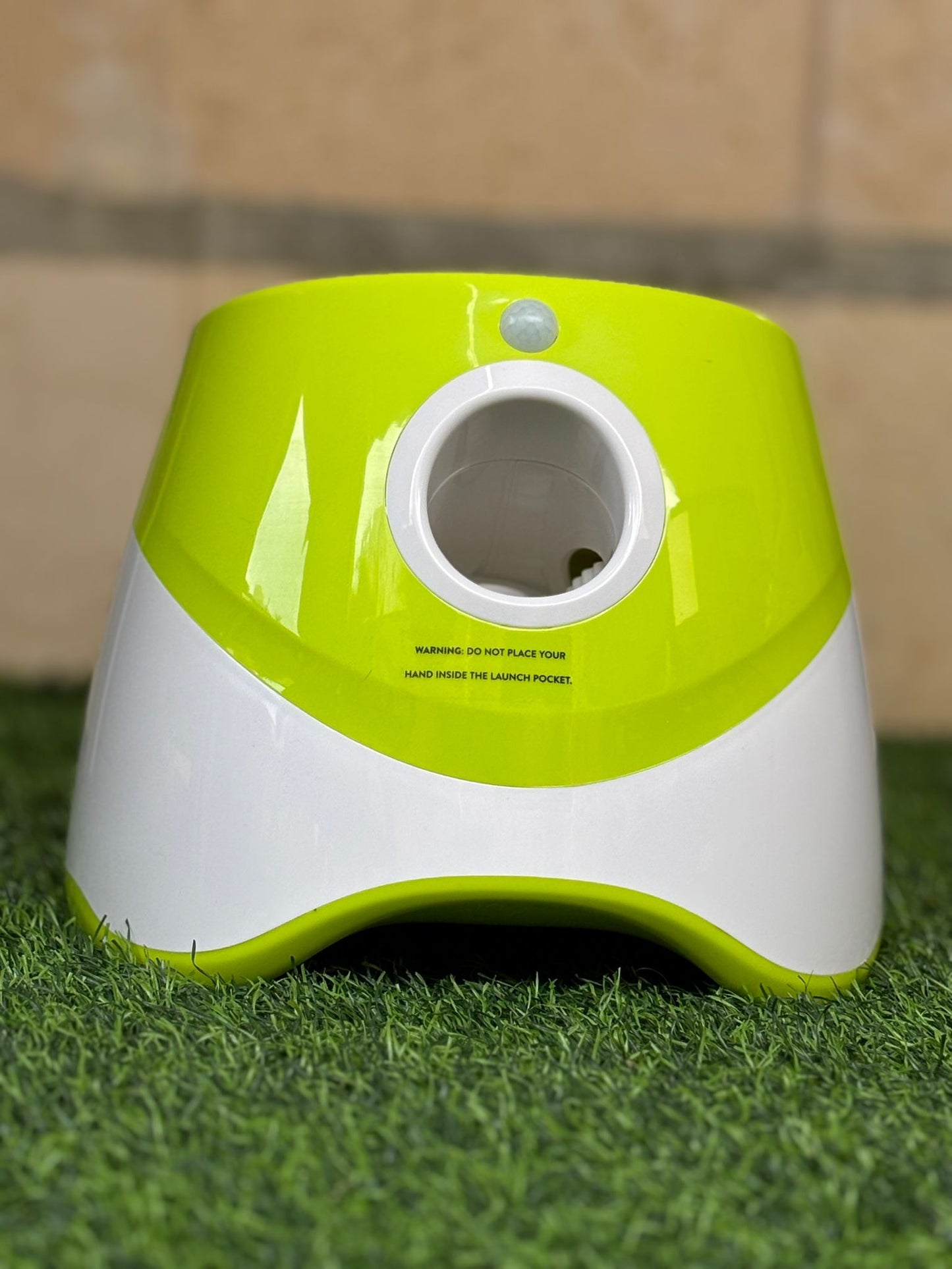 משגר כדורי טניס אוטומטי