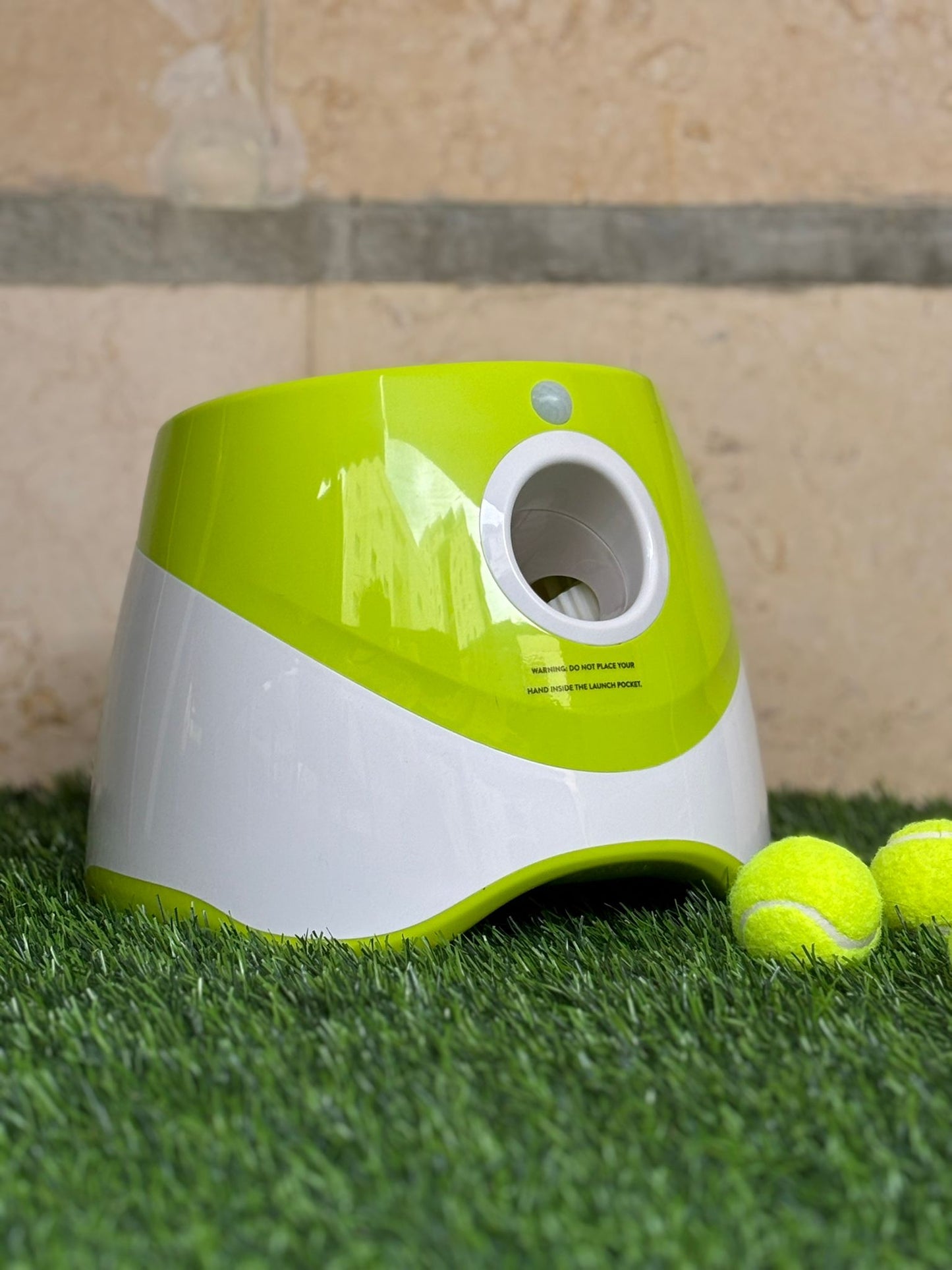 משגר כדורי טניס אוטומטי