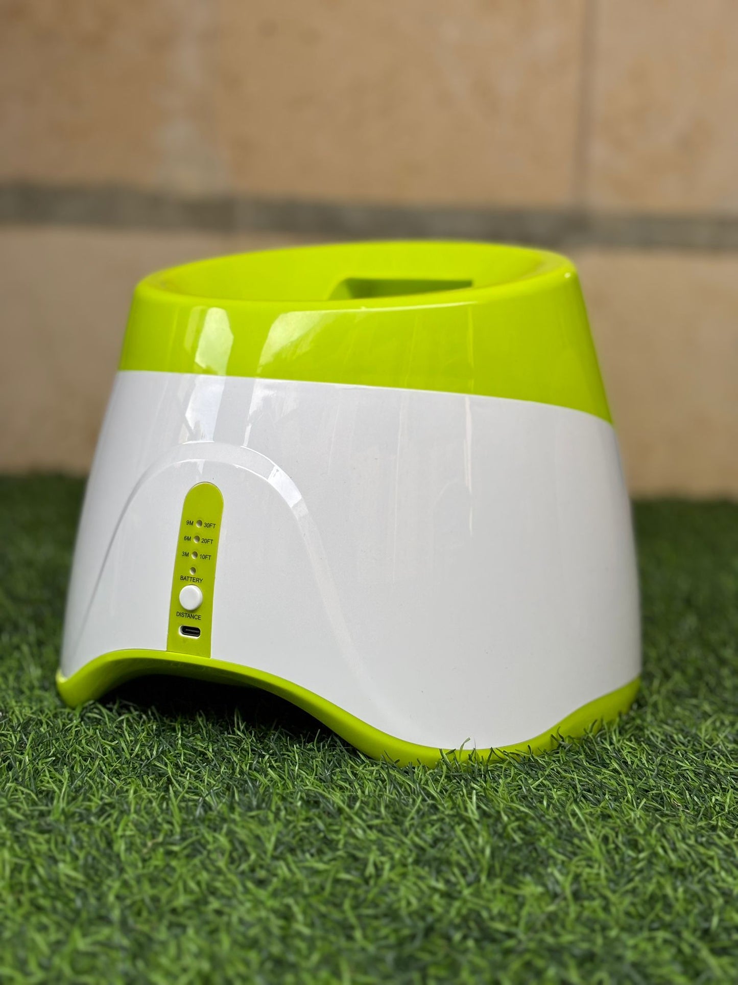 משגר כדורי טניס אוטומטי